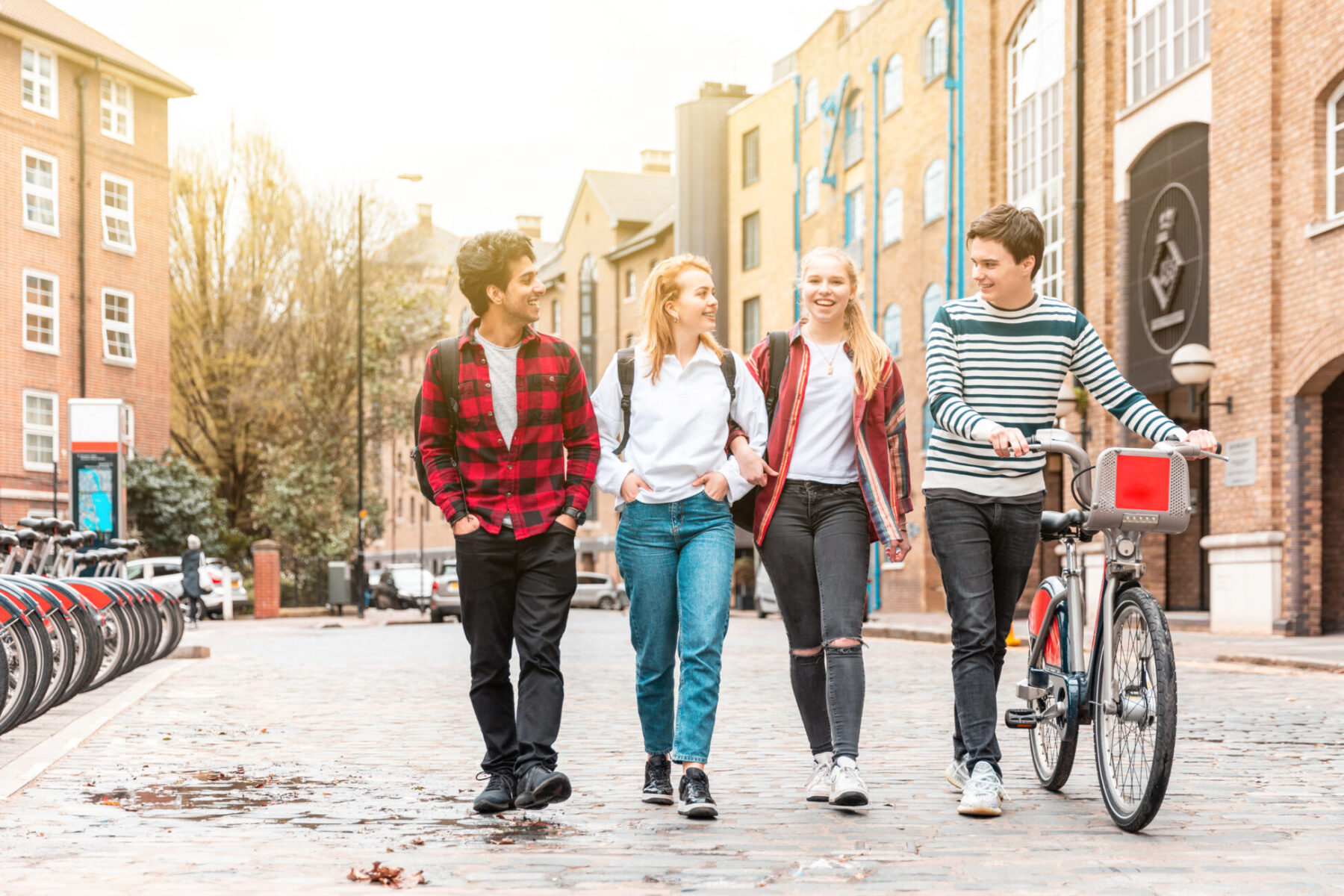 Grupo de adolescentes pasean juntos por la ciudad
