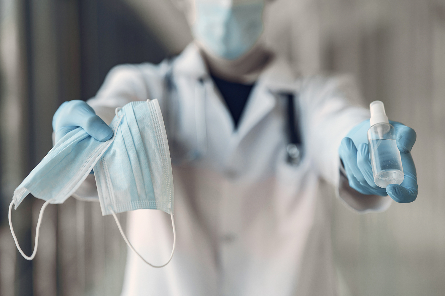 Médico sostiene mascarilla y gel en la pandemia
