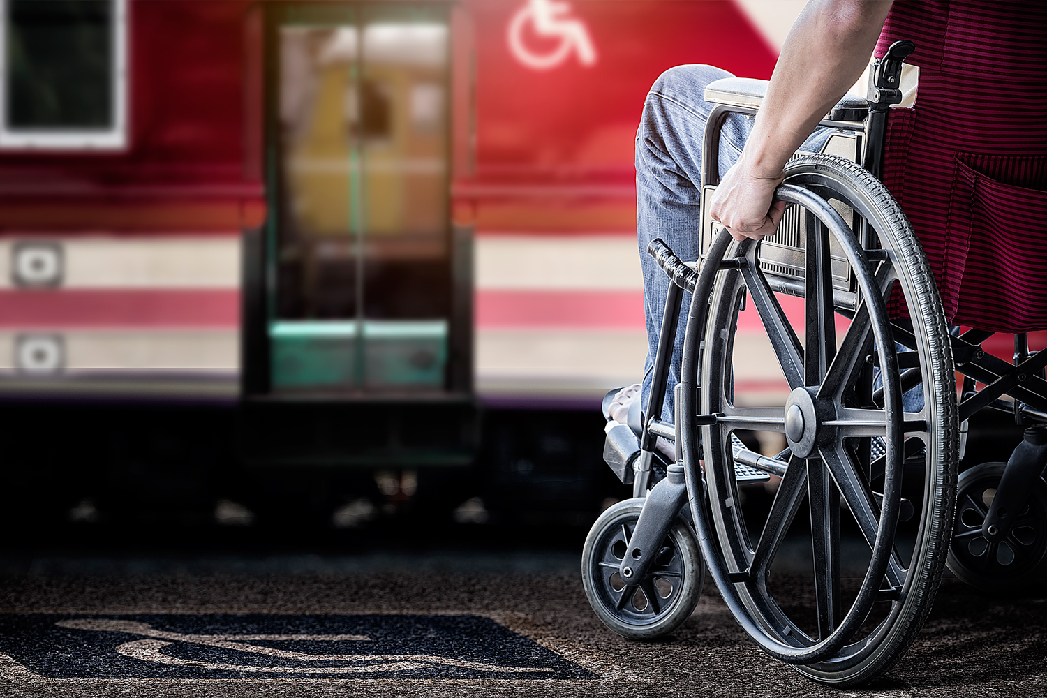 Persona con movilidad reducida esperando el tren