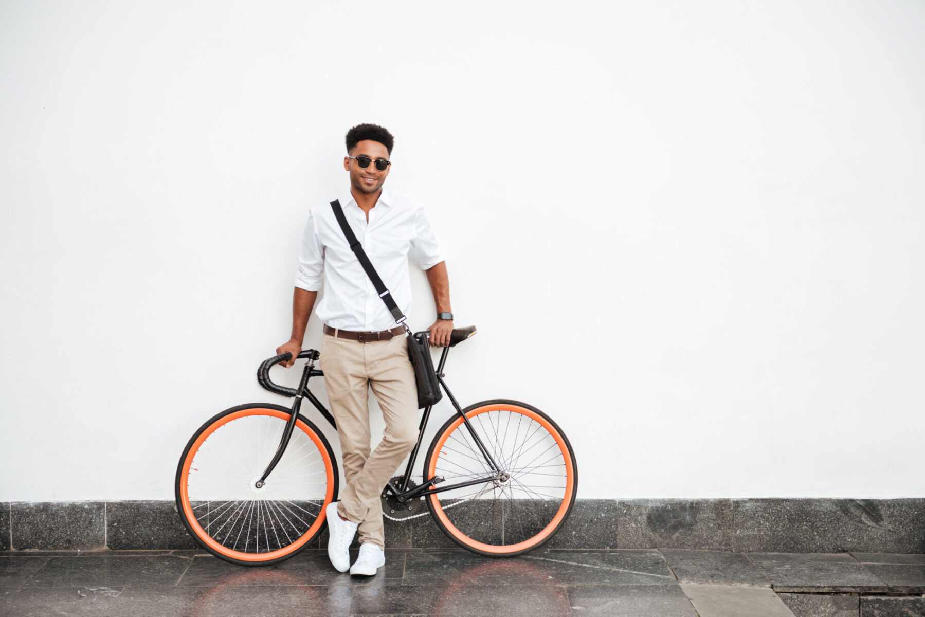 Chico joven posando junto a su bicicleta