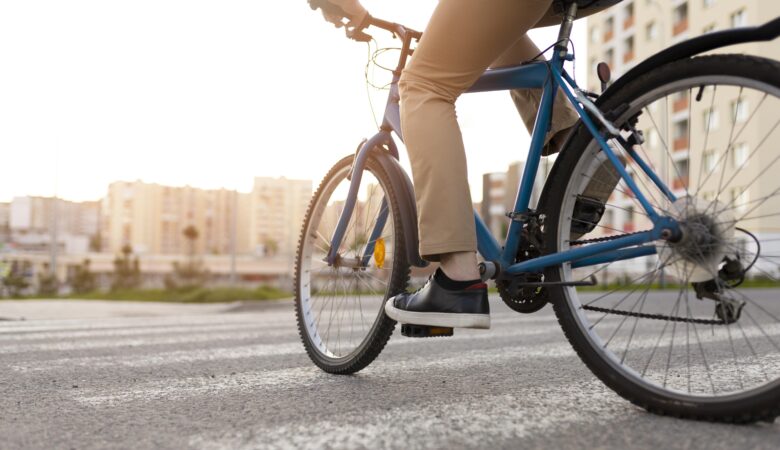 Hombre pedalea en bicicleta durante el Reto 30 días en bici de Ciclogreen