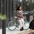 Adultos jóvenes toman un cafe con sus bicicletas para cumplir con la ley de movilidad sostenible